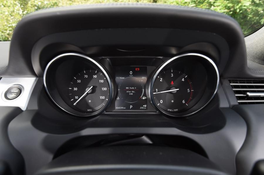 Панель приборов Land Rover Range Rover Evoque Convertible 2016 года  (UK) (фото 2 из 31)